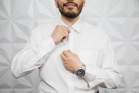 As melhores ideias e inspirações criativas de fotos do making of do noivo no espaço Verde Nobre Eventos'