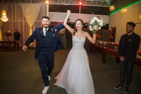 As melhores ideias e inspirações criativas de fotos do casal na recepção no espaço Verde Nobre Eventos'