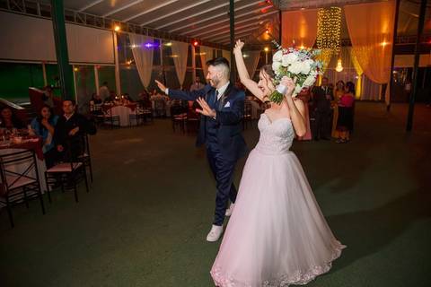 As melhores ideias e inspirações criativas de fotos do casal na recepção no espaço Verde Nobre Eventos'