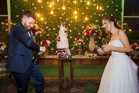 As melhores ideias e inspirações criativas de fotos do casal na recepção no espaço Verde Nobre Eventos'