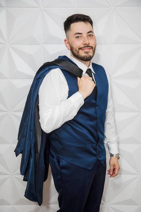 As melhores ideias e inspirações criativas de fotos do making of do noivo no espaço Verde Nobre Eventos'