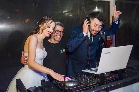 As melhores ideias e inspirações criativas de fotos do casal com o dj no espaço Verde Nobre Eventos'
