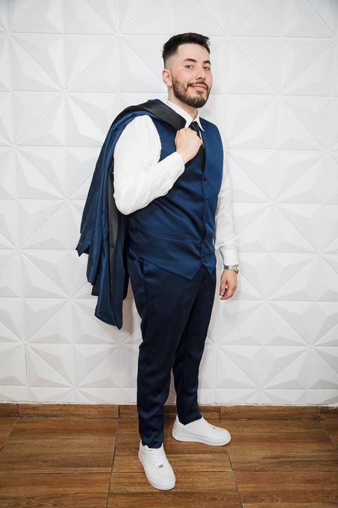 As melhores ideias e inspirações criativas de fotos do making of do noivo no espaço Verde Nobre Eventos'