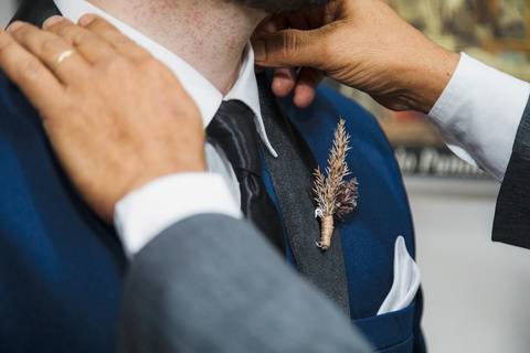 As melhores ideias e inspirações criativas de fotos do making of do noivo no espaço Verde Nobre Eventos'