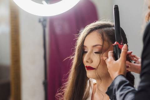 As melhores ideias e inspirações criativas de fotos do making of da noiva no espaço Verde Nobre Eventos'