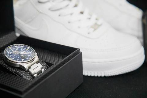 As melhores ideias e inspirações criativas de fotos dos acessórios do making of do noivo no espaço Verde Nobre Eventos'