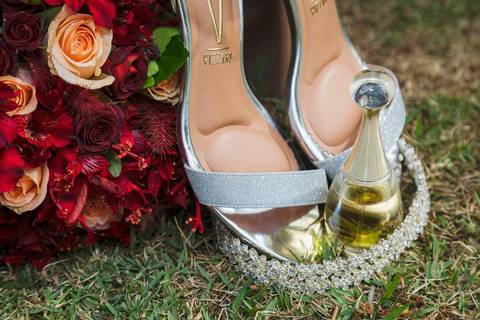 As melhores ideias e inspirações criativas de fotos dos acessórios do making of da noiva no espaço Verde Nobre Eventos'