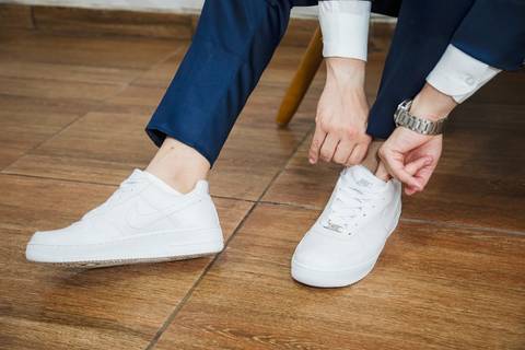 As melhores ideias e inspirações criativas de fotos do making of do noivo no espaço Verde Nobre Eventos'