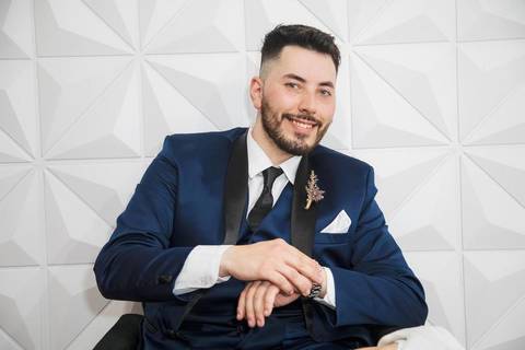 As melhores ideias e inspirações criativas de fotos do making of do noivo no espaço Verde Nobre Eventos'