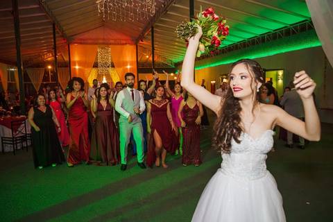 As melhores ideias e inspirações criativas de fotos do casal na recepção no espaço Verde Nobre Eventos'