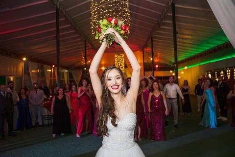 As melhores ideias e inspirações criativas de fotos do casal na recepção no espaço Verde Nobre Eventos'