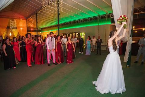 As melhores ideias e inspirações criativas de fotos do casal na recepção no espaço Verde Nobre Eventos'