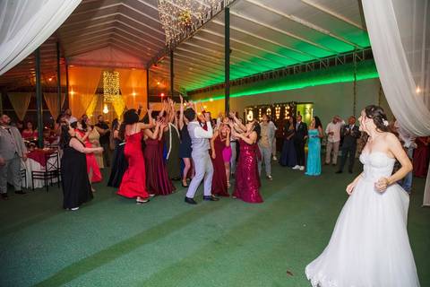 As melhores ideias e inspirações criativas de fotos do casal na recepção no espaço Verde Nobre Eventos'