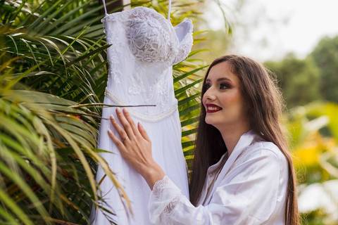 As melhores ideias e inspirações criativas de fotos do making of da noiva no espaço Verde Nobre Eventos'