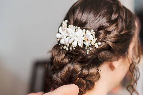 As melhores ideias e inspirações criativas de fotos do making of da noiva no espaço Verde Nobre Eventos'