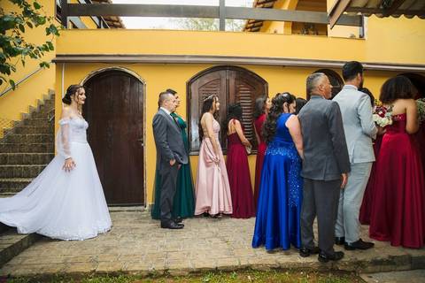 As melhores ideias e inspirações criativas de fotos do making of da noiva no espaço Verde Nobre Eventos'