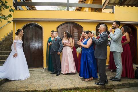 As melhores ideias e inspirações criativas de fotos do making of da noiva no espaço Verde Nobre Eventos'