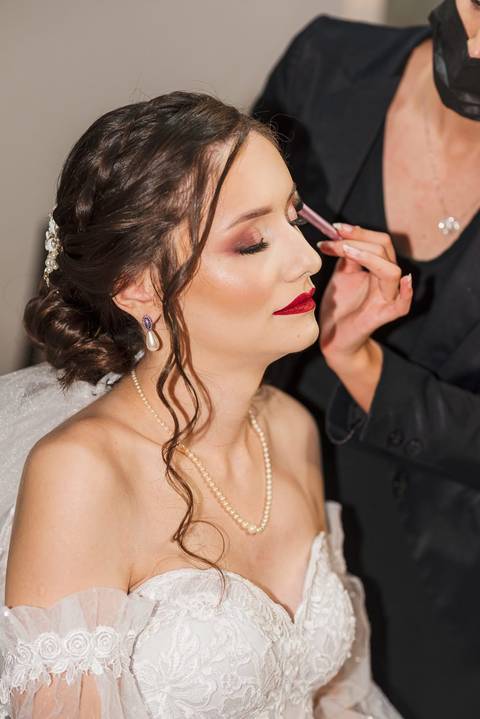 As melhores ideias e inspirações criativas de fotos do making of da noiva no espaço Verde Nobre Eventos'