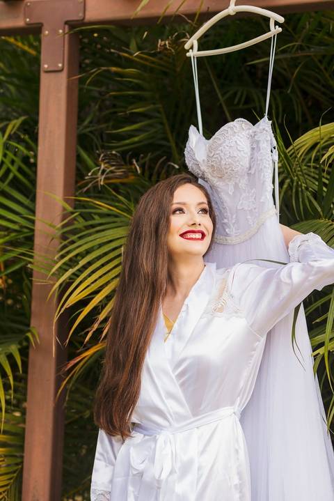 As melhores ideias e inspirações criativas de fotos do making of da noiva no espaço Verde Nobre Eventos'