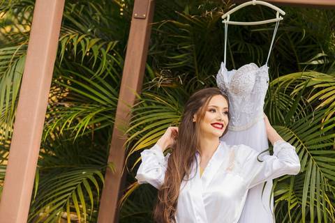 As melhores ideias e inspirações criativas de fotos do making of da noiva no espaço Verde Nobre Eventos'