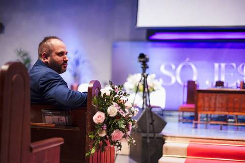 As melhores ideias e inspirações criativas de fotos do making of do noivo na igreja'