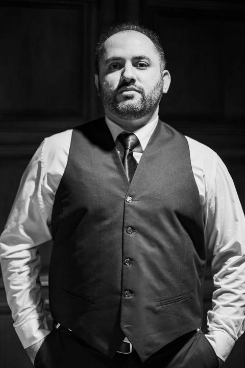 As melhores ideias e inspirações criativas de fotos do making of do noivo na igreja'