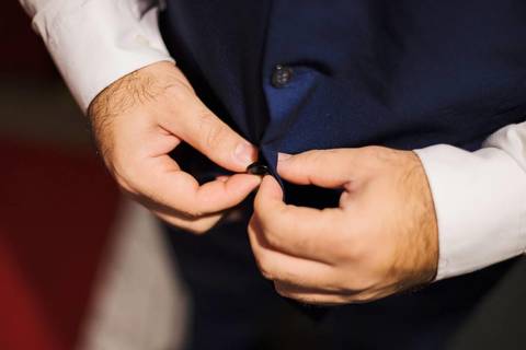 As melhores ideias e inspirações criativas de fotos do making of do noivo na igreja'