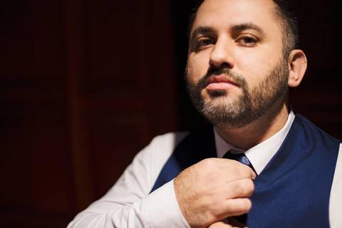 As melhores ideias e inspirações criativas de fotos do making of do noivo na igreja'