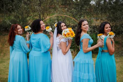 As melhores ideias e inspirações criativas de fotos da noiva com as madrinhas no sítio'