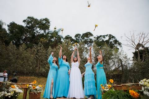 As melhores ideias e inspirações criativas de fotos da noiva com as madrinhas no sítio'