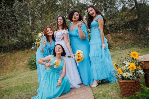As melhores ideias e inspirações criativas de fotos da noiva com as madrinhas no sítio'