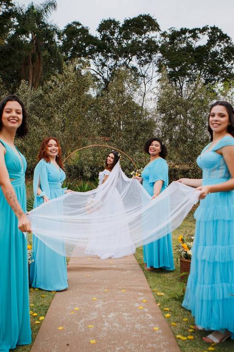 As melhores ideias e inspirações criativas de fotos da noiva com as madrinhas no sítio'