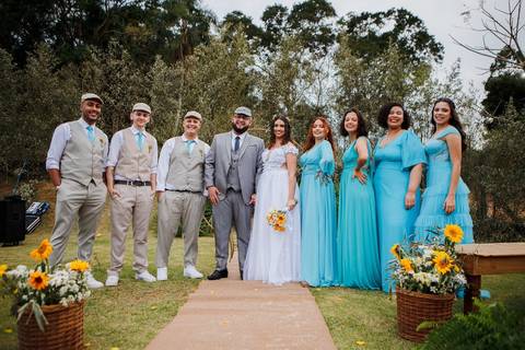 As melhores ideias e inspirações criativas de fotos dos noivos com os padrinhos no sítio'