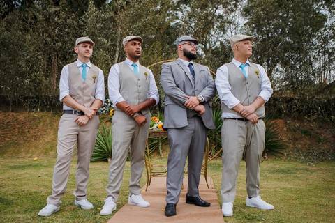 As melhores ideias e inspirações criativas de fotos do noivo com as padrinhos no sítio'