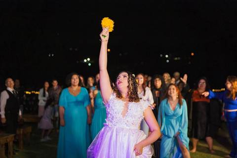 As melhores ideias e inspirações criativas de fotos jogando o buquê'