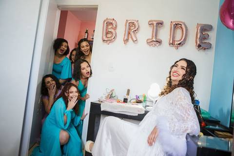 As melhores ideias e inspirações criativas de fotos do making of da noiva no seu apartamento'