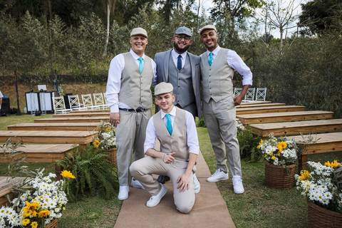 As melhores ideias e inspirações criativas de fotos do making of do noivo com os padrinhos'