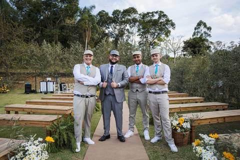 As melhores ideias e inspirações criativas de fotos do making of do noivo com os padrinhos'