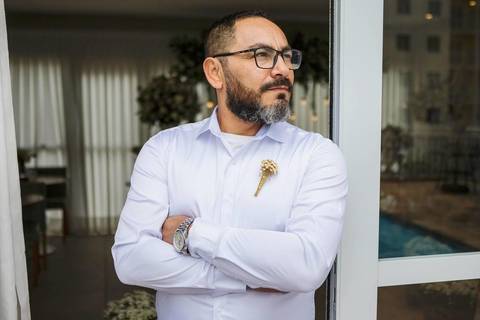 As melhores ideias e inspirações criativas de fotos do making of do noivo descontraído'