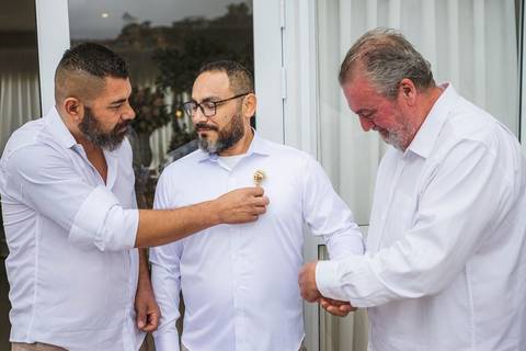 As melhores ideias e inspirações criativas de fotos do making of do noivo com os padrinhos descontraído'