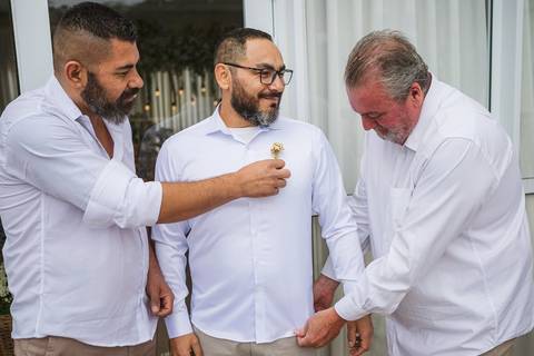 As melhores ideias e inspirações criativas de fotos do making of do noivo com os padrinhos descontraído'