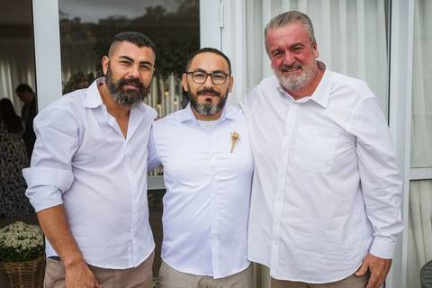 As melhores ideias e inspirações criativas de fotos do making of do noivo com os padrinhos descontraído'