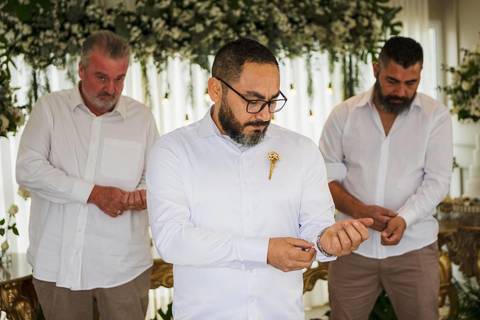 As melhores ideias e inspirações criativas de fotos do making of do noivo com os padrinhos descontraído'