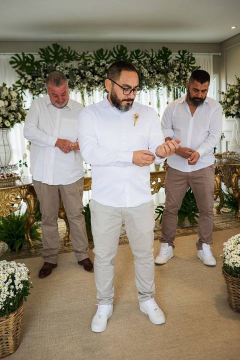 As melhores ideias e inspirações criativas de fotos do making of do noivo com os padrinhos descontraído'