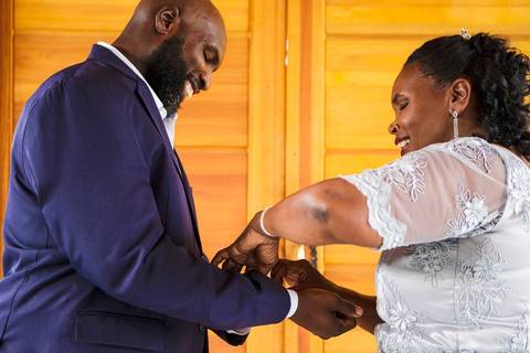 As melhores ideias e inspirações criativas de fotos de casamento do making of do noivo na Chácara Porto Fest'