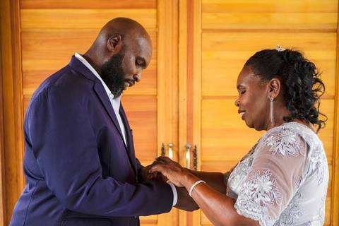 As melhores ideias e inspirações criativas de fotos de casamento do making of do noivo na Chácara Porto Fest'