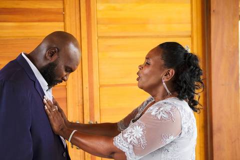 As melhores ideias e inspirações criativas de fotos de casamento do making of do noivo na Chácara Porto Fest'