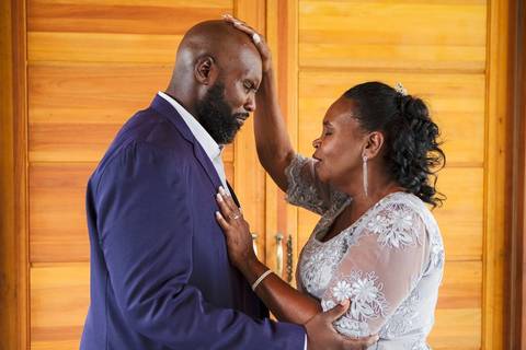 As melhores ideias e inspirações criativas de fotos de casamento do making of do noivo na Chácara Porto Fest'