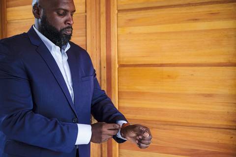 As melhores ideias e inspirações criativas de fotos de casamento do making of do noivo na Chácara Porto Fest'