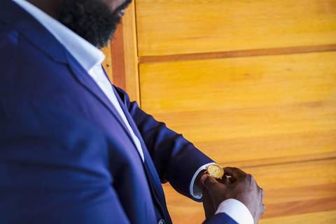 As melhores ideias e inspirações criativas de fotos de casamento do making of do noivo na Chácara Porto Fest'